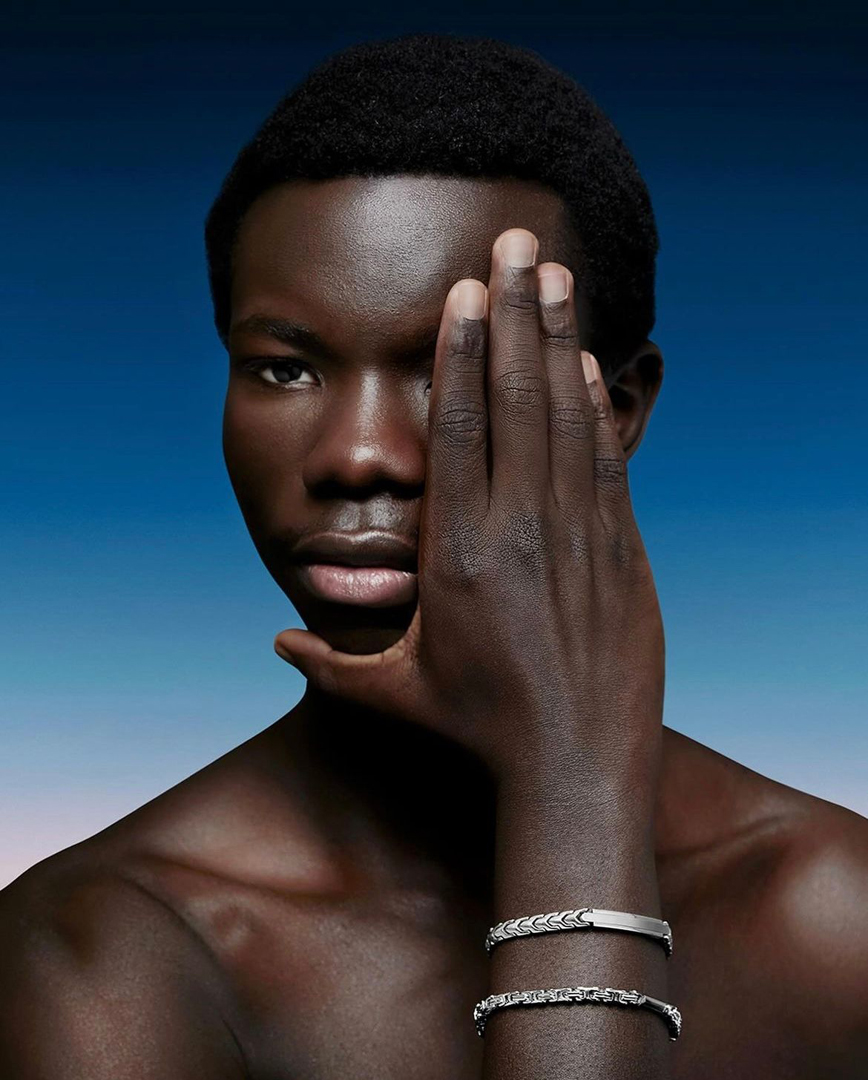 Primer plano de modelo masculino en blanco y negro para scouting de modelos en Generation Models