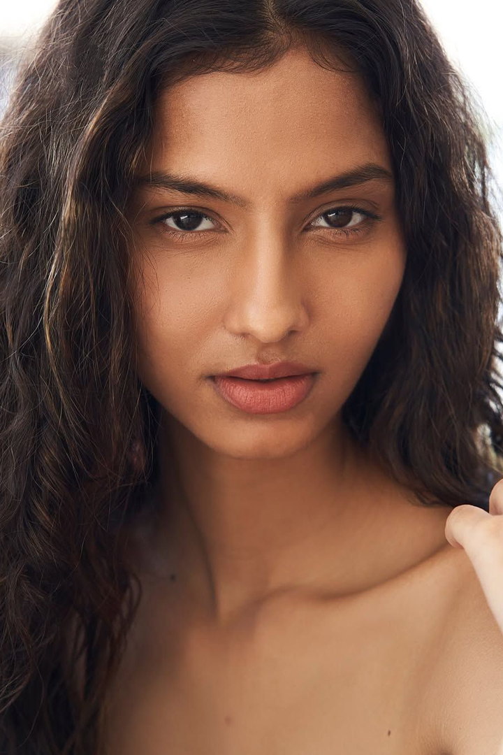 Retrato de Neha Borse con cabello oscuro y mirada serena para agencia de modelaje internacional