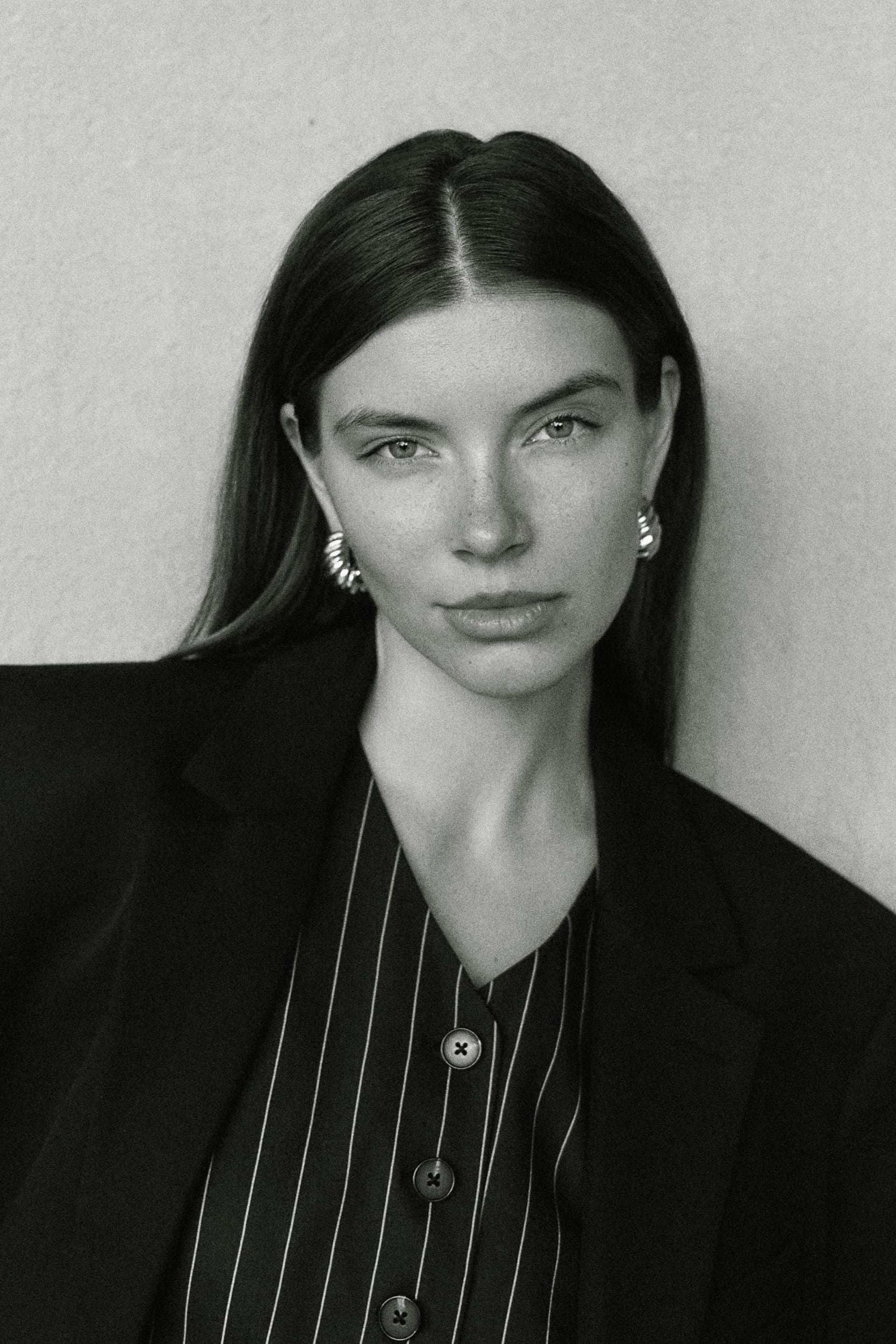 Foto artística en blanco y negro de Yana Dolomanova. Scouting en agencia de modelaje internacional