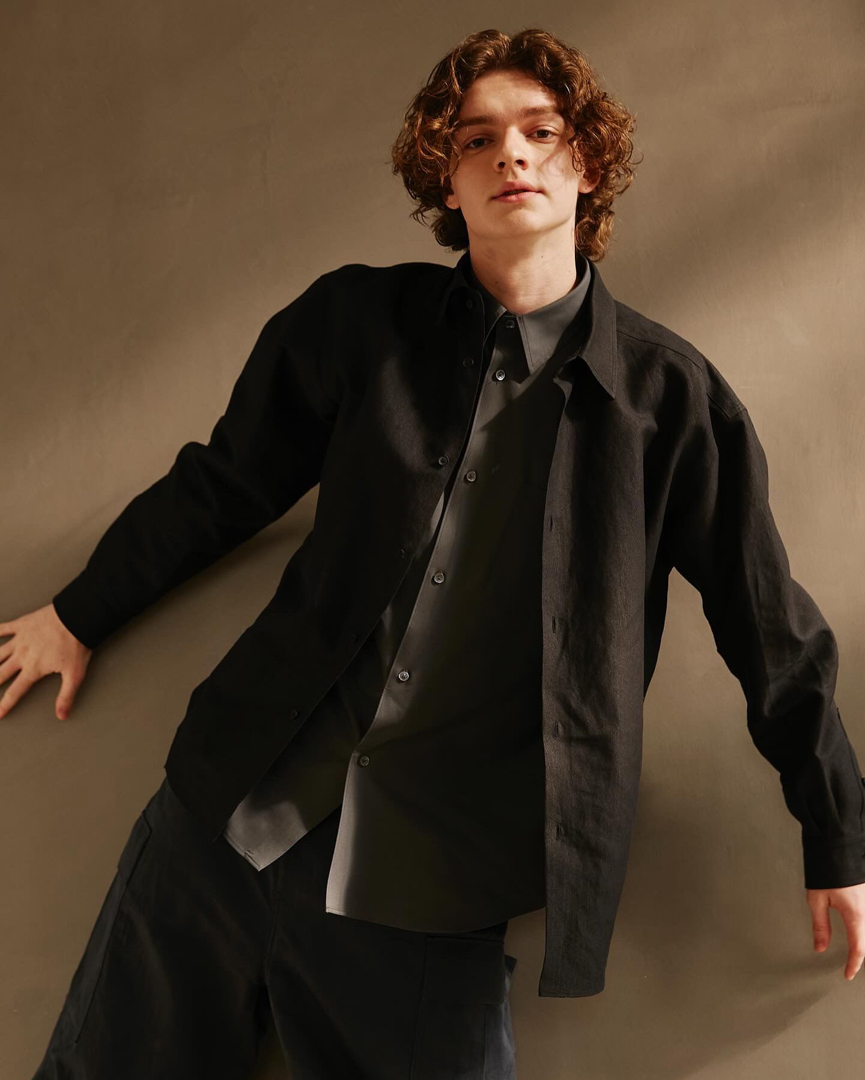 Modelo con chaqueta de cuero y cadenas al cuello representado por Generation Models