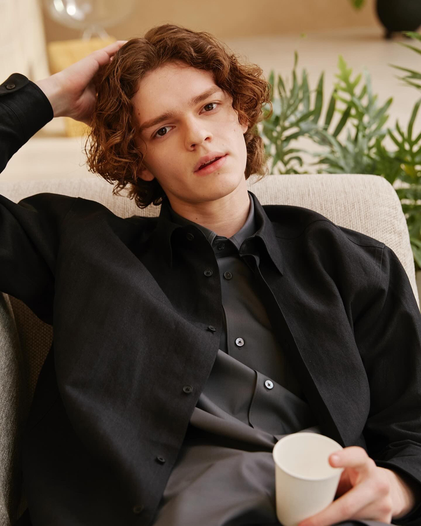 Modelo con chaqueta de cuero y cadenas al cuello representado por Generation Models