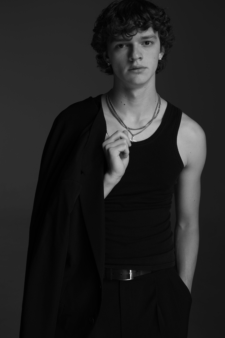 Modelo con chaqueta de cuero y cadenas al cuello representado por Generation Models